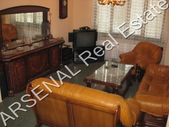 Дава се под наем Тристаен апартамент в София, Център - 118 кв.м за 700 € - Снимка #1