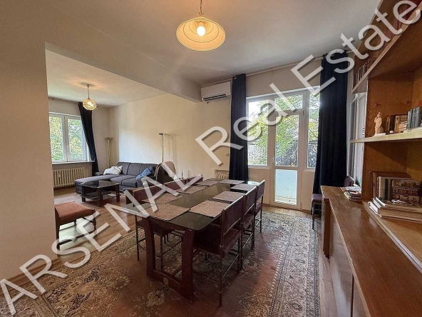 Дава се под наем Тристаен апартамент в София, Център - 110 кв.м за 950 € - Снимка #1