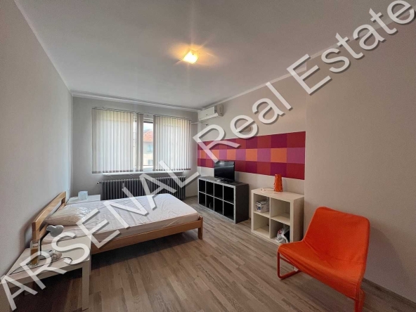 Дава се под наем Тристаен апартамент в София, Център - 88 кв.м за 625 € - Снимка #1