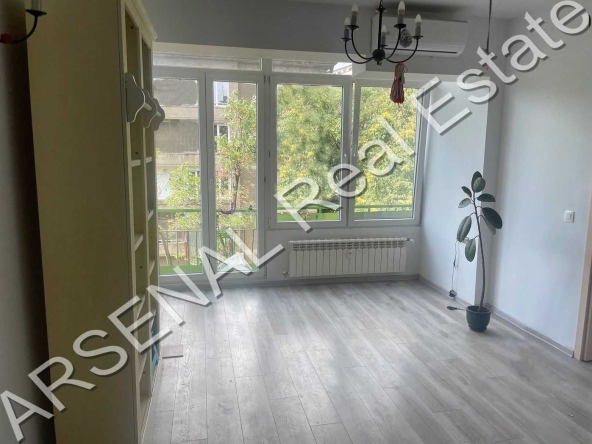 Дава се под наем Тристаен апартамент в София, Център - 80 кв.м за 950 € - Снимка #1