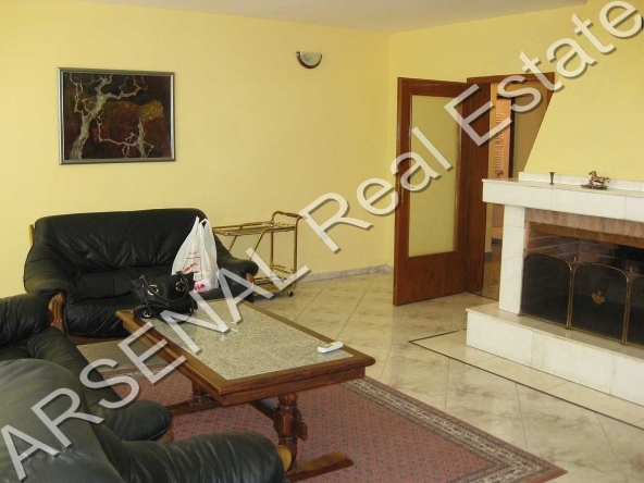 Дава се под наем Тристаен апартамент в София, Център - 128 кв.м за 700 € - Снимка #1