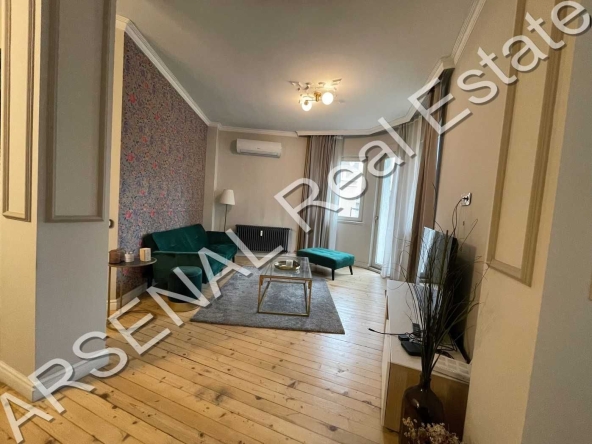 Дава се под наем Тристаен апартамент в София, Център - 105 кв.м за 1350 € - Снимка #1