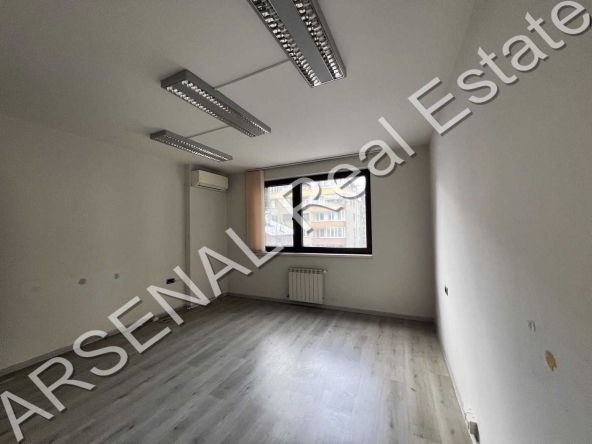 Дава се под наем Четиристаен апартамент в София, Лозенец - 870 кв.м за 947.58 € - Снимка #1