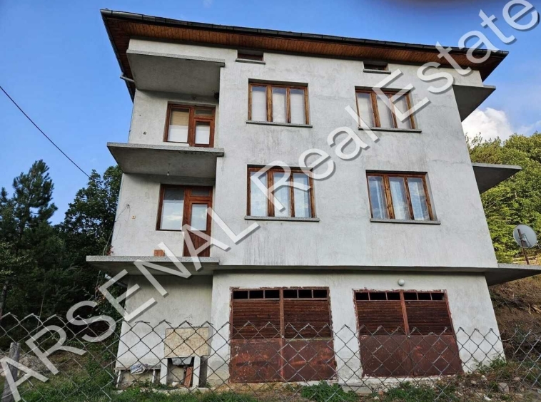 Къща в с. Михалково, Област Смолян - 300 кв.м за 340 €/кв.м - Снимка #1