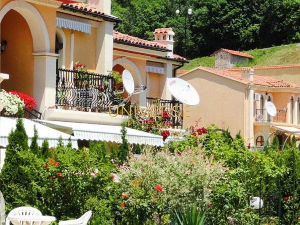 Двустаен апартамент в к.к. Елените - 72 кв.м за 1459 €/кв.м - Снимка #1