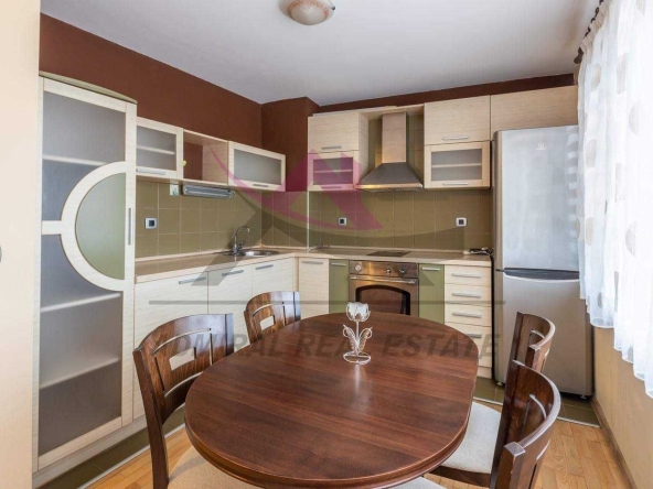 Дава се под наем Тристаен апартамент в Варна, Колхозен пазар - 90 кв.м за 500 € - Снимка #1