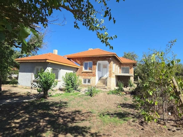 Къща в с. Червенци, Област Варна - 120 кв.м за 584 €/кв.м - Снимка #1