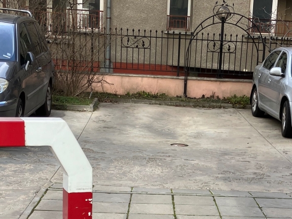 Дава се под наем Гараж / Паркомясто в София, Лозенец - 15 кв.м за 127.5 € - Снимка #1