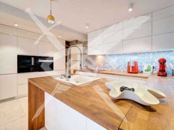 Дава се под наем Къща в Варна, м-т Евксиноград - 550 кв.м за 7480.68 € - Снимка #1