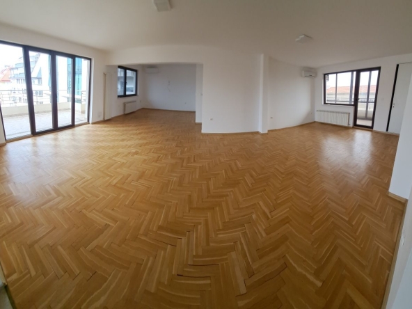 Дава се под наем Тристаен апартамент в София, Лозенец - 146 кв.м за 1050 € - Снимка #1