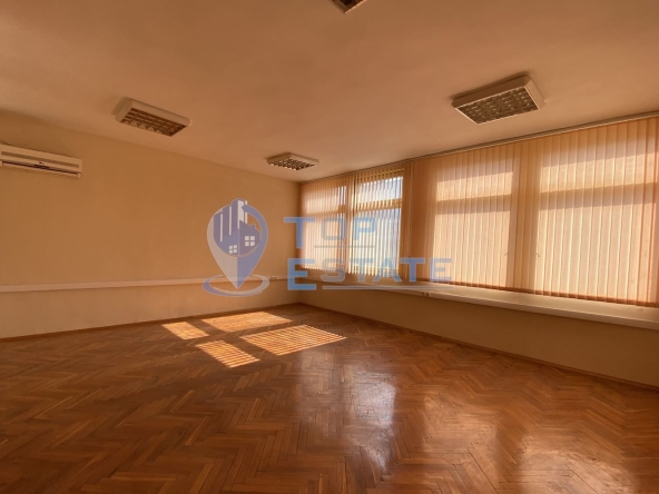 Офис в Горна Оряховица - 390 кв.м за 301 €/кв.м - Снимка #1