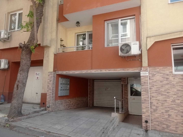 Дава се под наем Гараж / Паркомясто в Варна, Колхозен пазар - 15 кв.м за 29990 € - Снимка #1