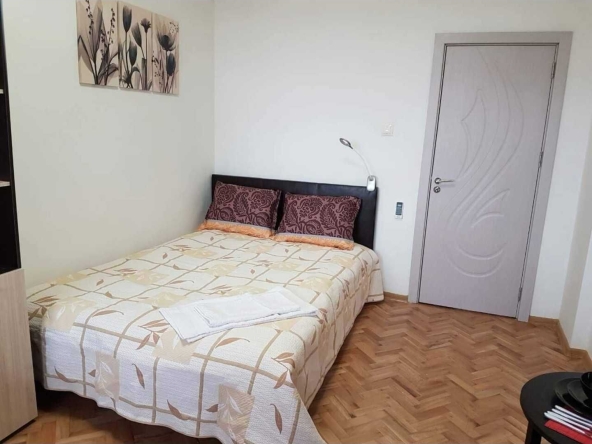 Дава се под наем Четиристаен апартамент в Варна, Общината - 15 кв.м за 204 € - Снимка #1