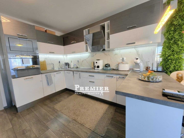 Тристаен апартамент в Бургас, Лазур - 138 кв.м за 1602 €/кв.м - Снимка #1