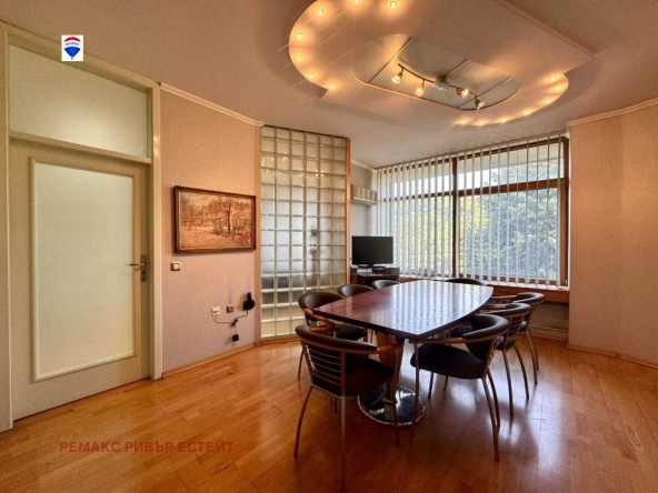 Дава се под наем Офис в Русе, Широк център - 110 кв.м за 561 € - Снимка #1