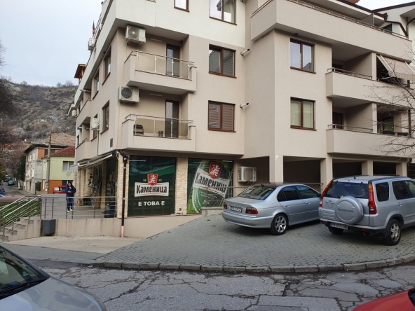 Дава се под наем Тристаен апартамент в Асеновград - 92 кв.м за 357 € - Снимка #1