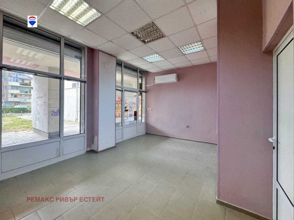 Дава се под наем Магазин в Русе, Център - 32 кв.м за 255 € - Снимка #1