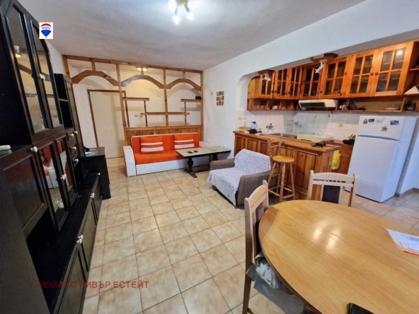 Дава се под наем Тристаен апартамент в Русе, Ялта - 95 кв.м за 408 € - Снимка #1