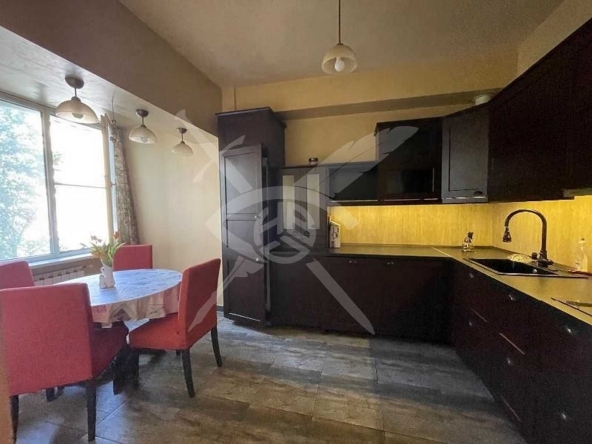 Дава се под наем Четиристаен апартамент в София, Център - 130 кв.м за 847.62 € - Снимка #1