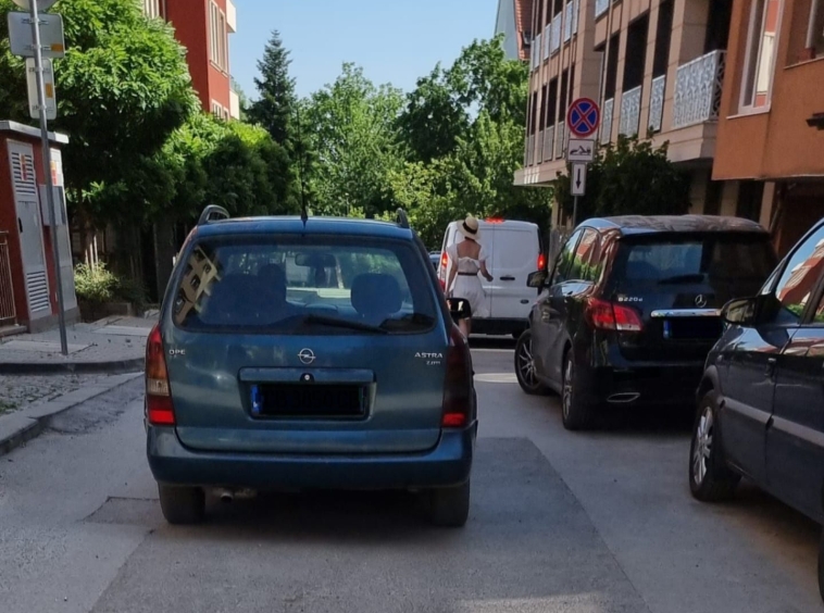 Дава се под наем Гараж / Паркомясто в София, Бъкстон - 17 кв.м за 184.11 € - Снимка #1