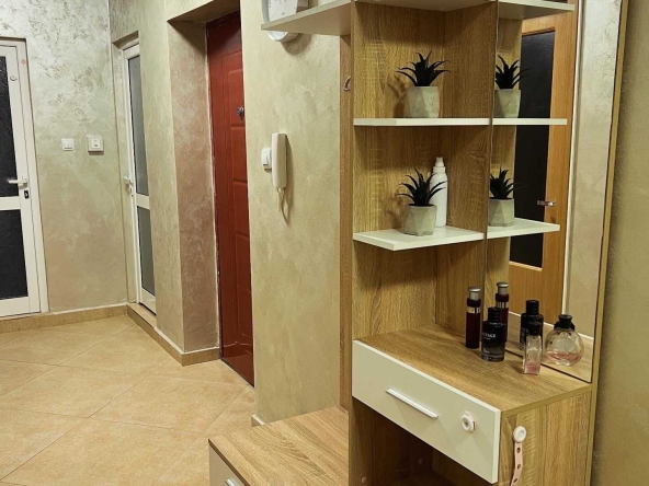 Дава се под наем Тристаен апартамент в Пловдив, Южен - 145 кв.м за 561 € - Снимка #1