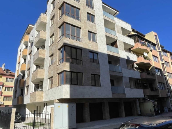 Дава се под наем Тристаен апартамент в Казанлък - 101 кв.м за 136680 € - Снимка #1