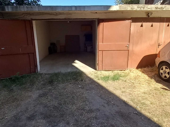 Гараж / Паркомясто в Пазарджик, Център - 23 кв.м за 677 €/кв.м - Снимка #1