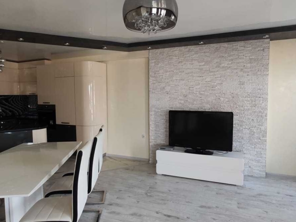 Дава се под наем Тристаен апартамент в Пловдив, Център - 90 кв.м за 341.7 € - Снимка #1