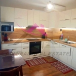 Дава се под наем Тристаен апартамент в Варна, Цветен квартал - 75 кв.м за 600 € - Снимка #1