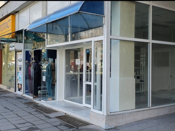Дава се под наем Магазин в Разград, Център - 75 кв.м за 900 € - Снимка #1