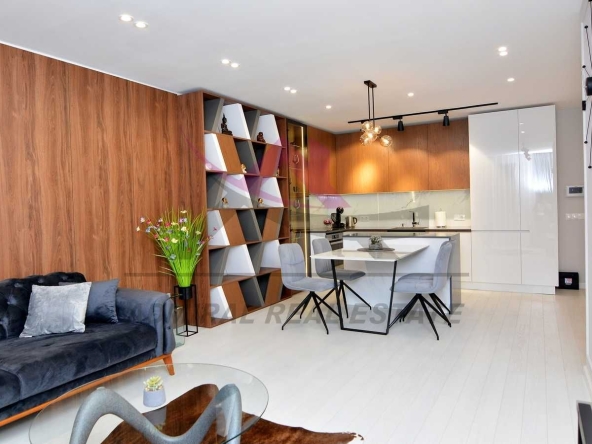 Дава се под наем Двустаен апартамент в Варна, Център - 75 кв.м за 1100 € - Снимка #1