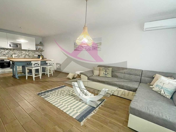 Дава се под наем Двустаен апартамент в к.к. Св.Св. Константин и Елена - 67 кв.м за 700 € - Снимка #1