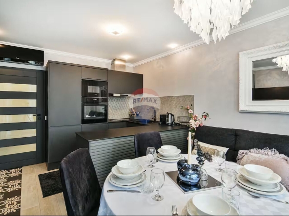 Дава се под наем Тристаен апартамент в к.к. Св.Св. Константин и Елена - 80 кв.м за 1500 € - Снимка #1