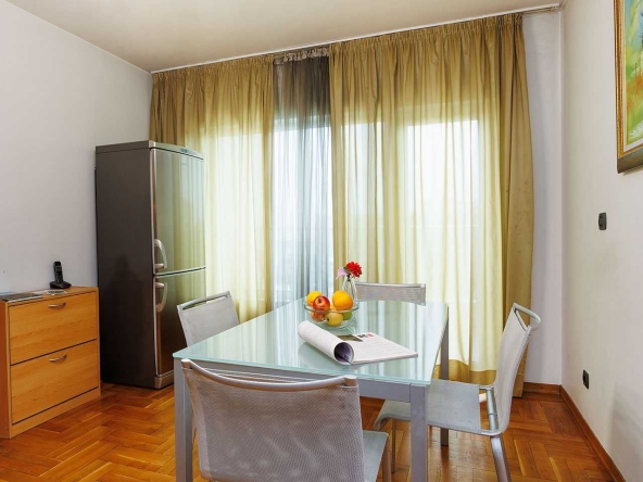 Дава се под наем Тристаен апартамент в София, Гео Милев - 150 кв.м за 830 € - Снимка #1