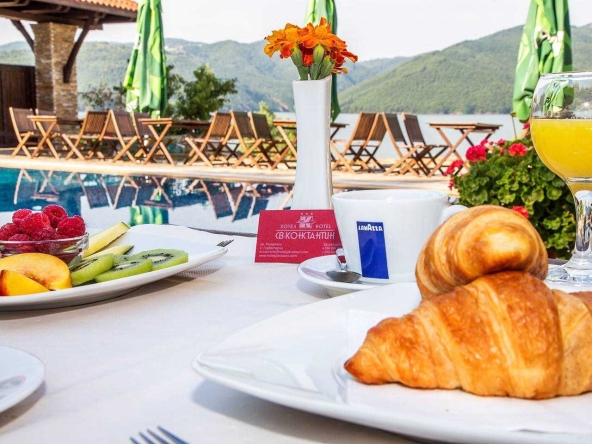 Дава се под наем Хотел в с. Главатарци, Област Кърджали - 1000 кв.м за 1299000 € - Снимка #1