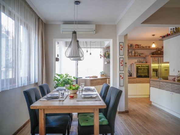 Дава се под наем Тристаен апартамент в София, Лозенец - 104 кв.м за 1450 € - Снимка #1