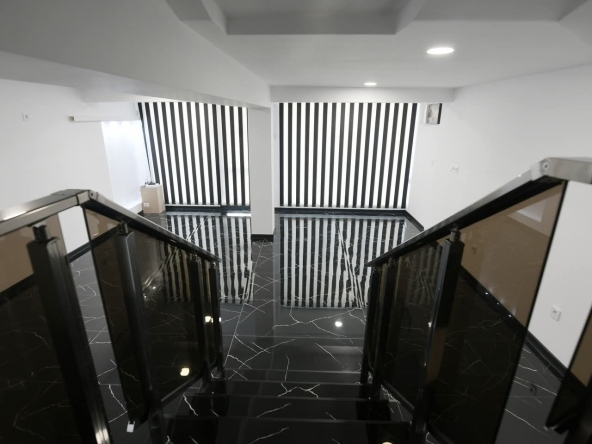 Дава се под наем Магазин в Казанлък - 90 кв.м за 765 € - Снимка #1