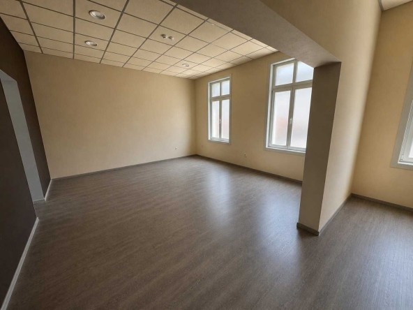 Дава се под наем Офис в Пловдив, Център - 90 кв.м за 757.86 € - Снимка #1