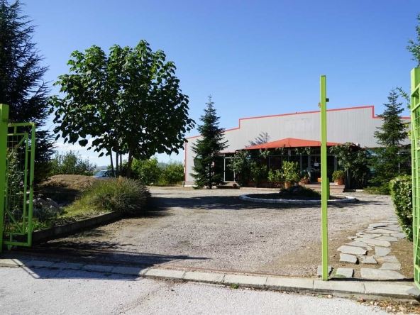 Дава се под наем Промишлена сграда в Карлово - 714 кв.м за 1850 € - Снимка #1