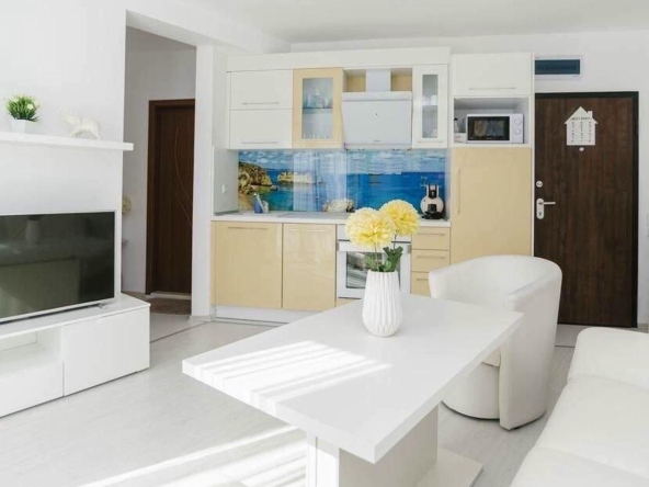 Дава се под наем Двустаен апартамент в Бургас, Център - 70 кв.м за 663 € - Снимка #1