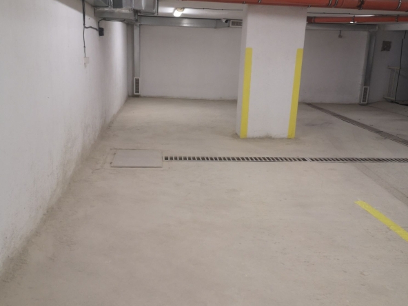 Дава се под наем Гараж / Паркомясто в Варна, Конфуто - 15 кв.м за 91.8 € - Снимка #1