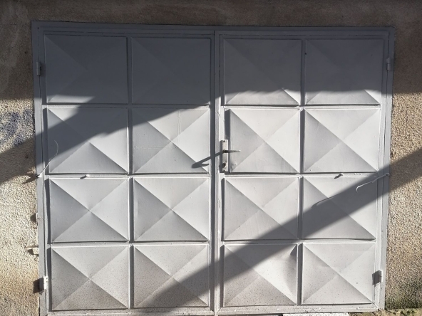 Дава се под наем Гараж / Паркомясто в Разград, Център - 19 кв.м за 76.5 € - Снимка #1