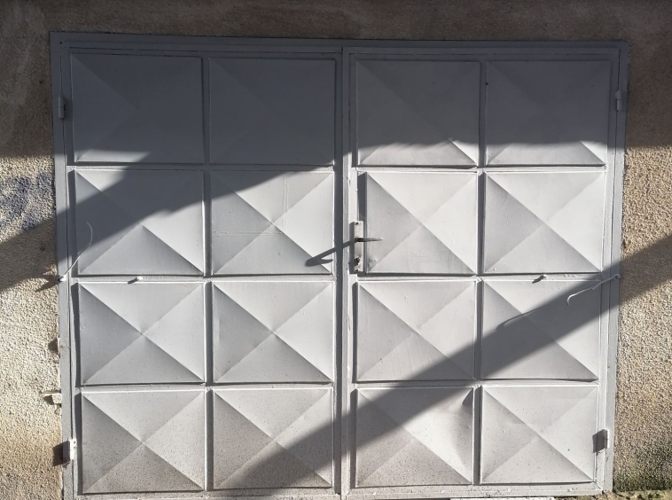 Дава се под наем Гараж / Паркомясто в Разград, Център - 19 кв.м за 76.5 € - Снимка #1