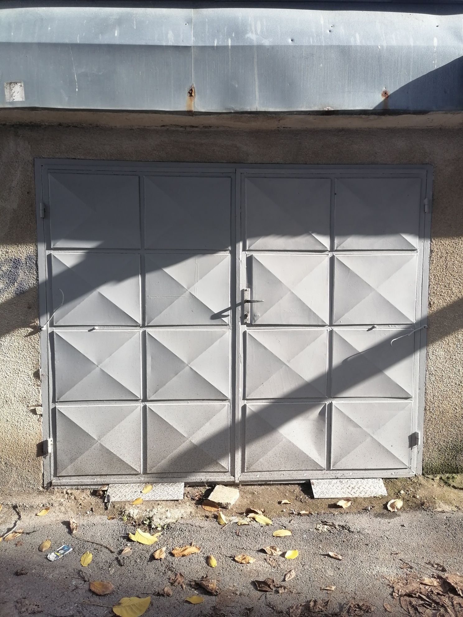 Дава се под наем Гараж / Паркомясто в Разград, Център - 19 кв.м за 76.5 € - Снимка #1