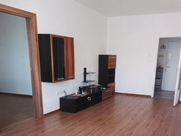 Дава се под наем Тристаен апартамент в София, 7-ми 11-ти километър - 80 кв.м за 561 € - Снимка #1