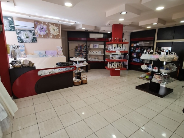 Дава се под наем Магазин в Благоевград, Идеален център - 94 кв.м за 918 € - Снимка #1