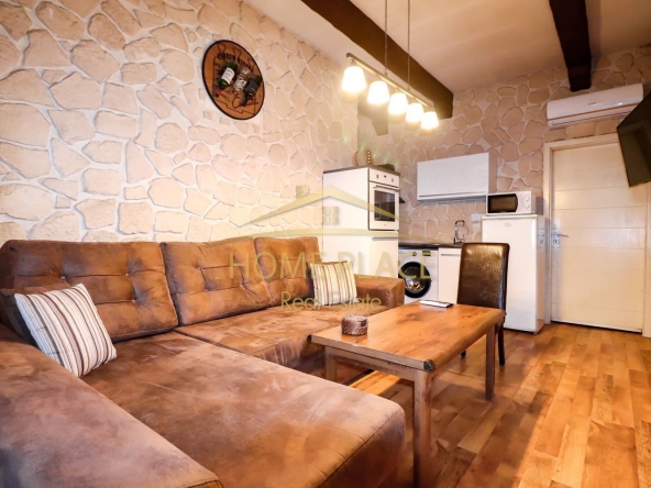 Дава се под наем Етаж от къща в Варна, м-т Траката - 65 кв.м за 408 € - Снимка #1