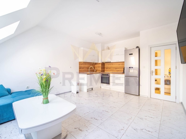 Двустаен апартамент в Варна, Център - 70 кв.м за 2642 €/кв.м - Снимка #1