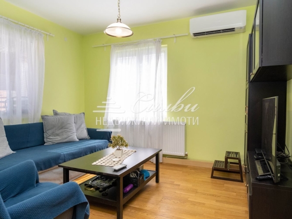 Етаж от къща в Шумен, Военно училище - 82 кв.м за 1891 €/кв.м - Снимка #1