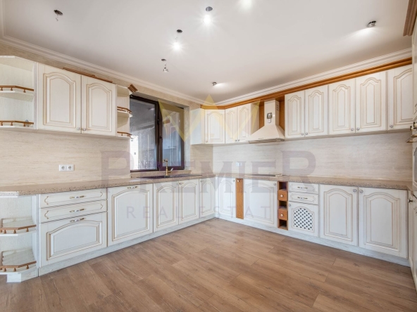 Къща в Варна, м-т Ментешето - 270 кв.м за 1000 €/кв.м - Снимка #1